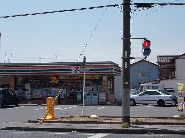 近くのコンビニまで300m（徒歩4分）