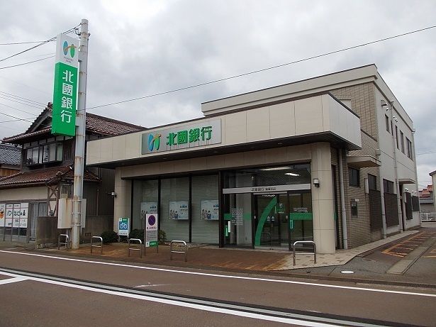 近くの北國銀行動橋支店まで2,800m（徒歩35分）