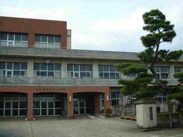 近くの加賀市立分校小学校まで1,200m（徒歩15分）