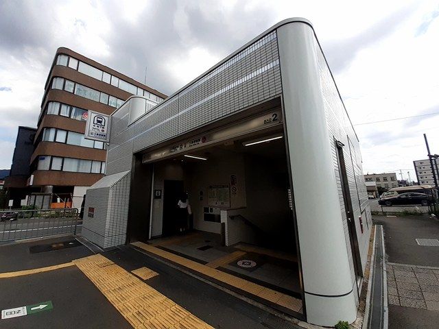 近くの地下鉄三条駅まで650m(徒歩9分)