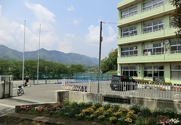 近くの市立 上荻野小学校まで1,100m(徒歩14分)