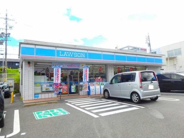 近くのローソン桑名新西方店まで650m（徒歩9分）