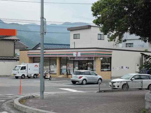 近くのコンビニまで550m（徒歩7分）