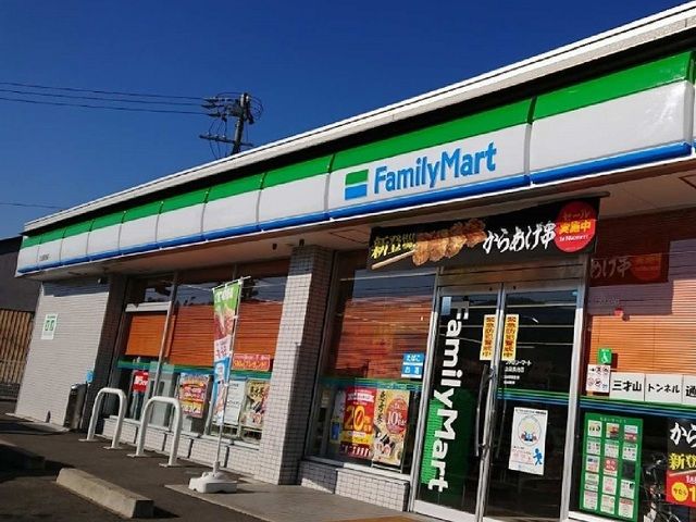 近くのファミリーマート上田長池店まで450m（徒歩6分）