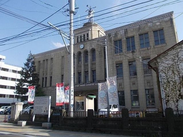 近くの会津若松市役所まで2,000m（徒歩25分）