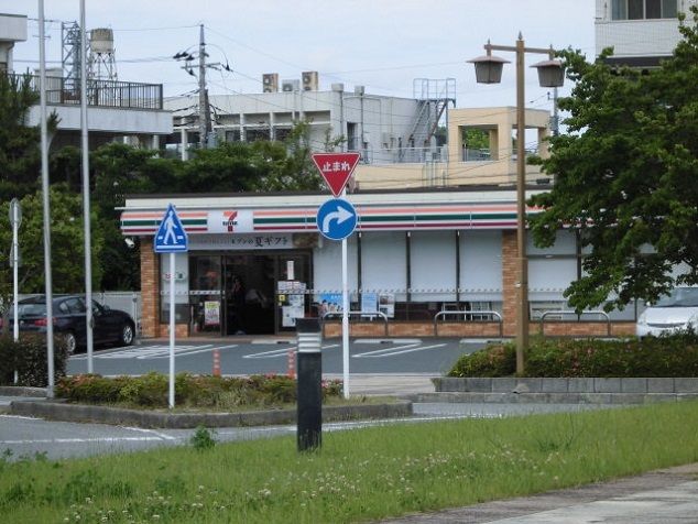 近くのコンビニまで800m（徒歩10分）