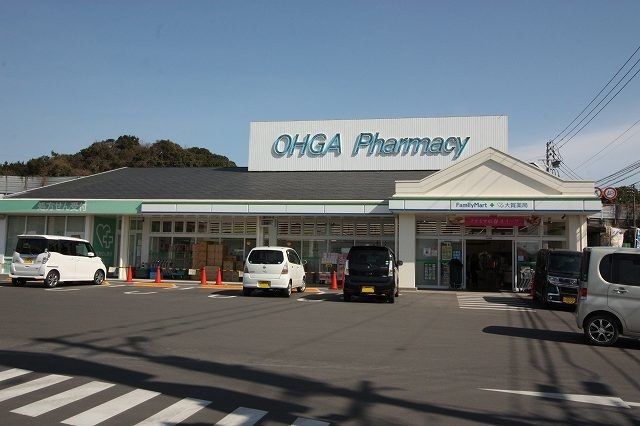 近くの大賀薬局まで550m（徒歩7分）