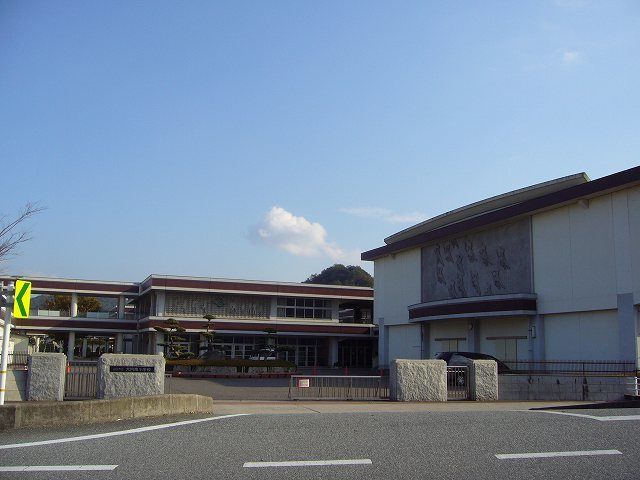 近くの大内南小学校まで1,000m（徒歩13分）