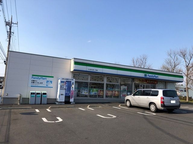 近くのファミリーマートまで130m（徒歩2分）