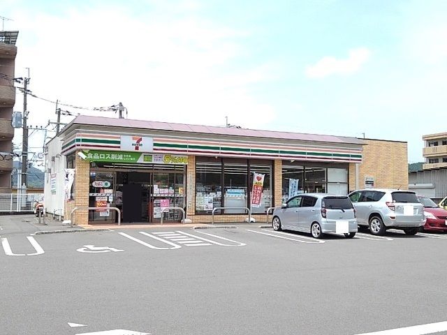 近くのコンビニまで1,000m（徒歩13分）