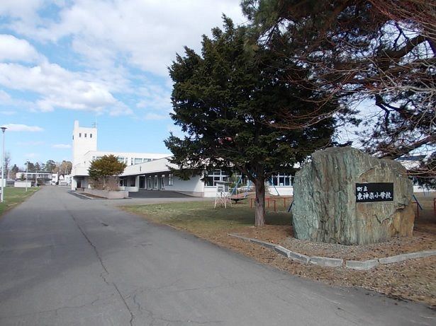 近くの東神楽小学校まで650m（徒歩9分）