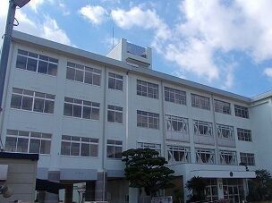 近くの荒川小学校まで1,200m(徒歩15分)