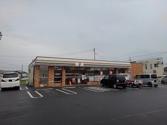 近くのコンビニまで700m（徒歩9分）