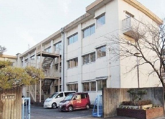 近くの岐阜市立七郷小学校まで550m（徒歩7分）