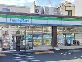 近くのファミリーマートまで400m（徒歩5分）