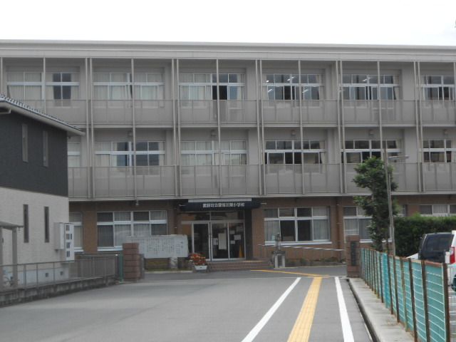 近くの愛荘町立愛知川東小学校まで2,100m（徒歩27分）