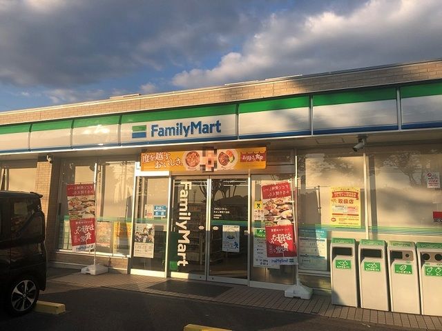 近くのファミリーマートまで650m（徒歩9分）