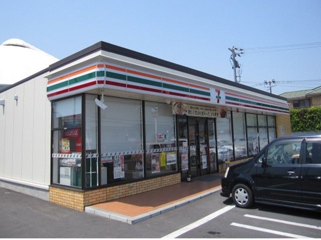 近くのコンビニまで180m（徒歩3分）