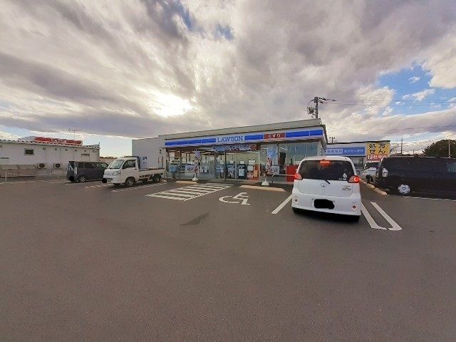 近くのローソン前橋朝倉南店まで450m（徒歩6分）