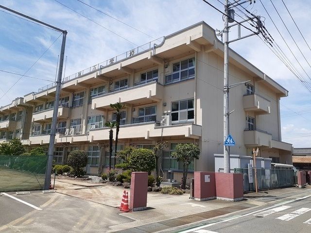 近くの前橋市立上川淵小学校まで400m（徒歩5分）