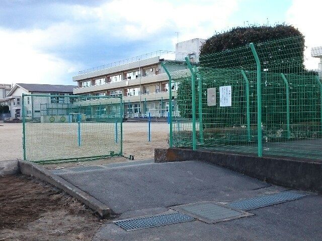 近くの安中市立原市小学校まで600m（徒歩8分）