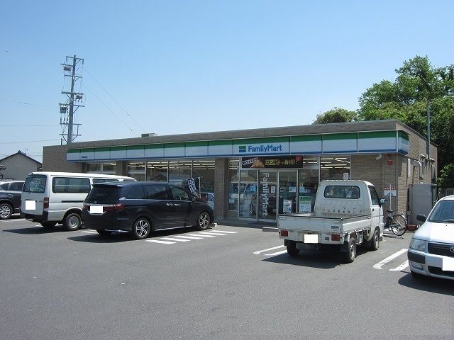近くのファミリーマートまで600m（徒歩8分）