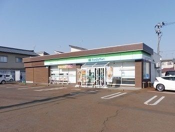 近くのファミリーマート見附元町店まで160m（徒歩2分）