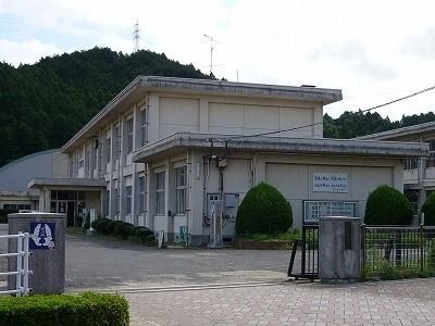 近くの大川内小学校まで1,100m(徒歩14分)