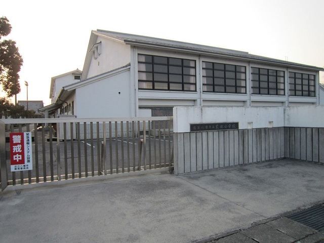 近くの近江八幡市立武佐小学校まで600m(徒歩8分)