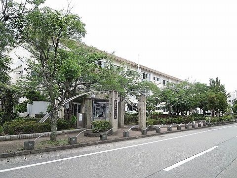 近くの助任小学校まで600m（徒歩8分）