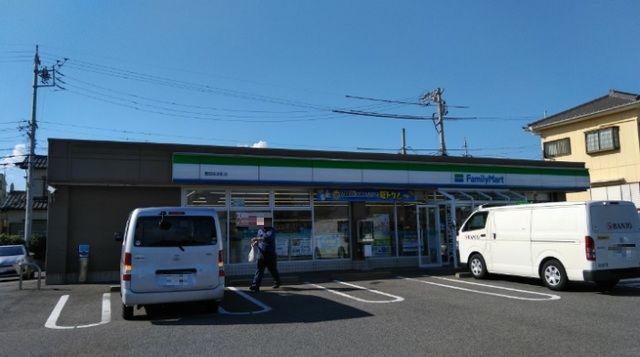 近くのファミリーマートまで700m（徒歩9分）