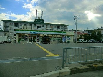 近くのファミリーマートまで240m（徒歩3分）