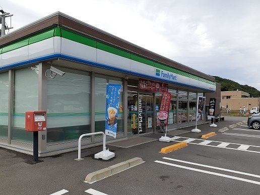 近くのファミリーマート土々呂五丁目店まで300m（徒歩4分）