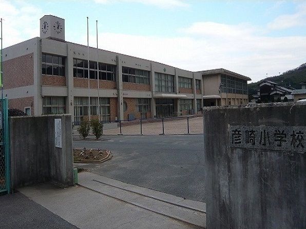 近くの彦崎小学校まで550m(徒歩7分)
