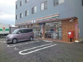 近くのコンビニまで300m（徒歩4分）