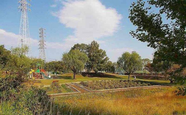 近くの公園まで1,200m（徒歩15分）