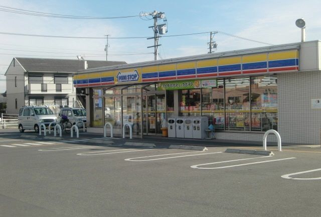 近くのコンビニまで650m（徒歩9分）