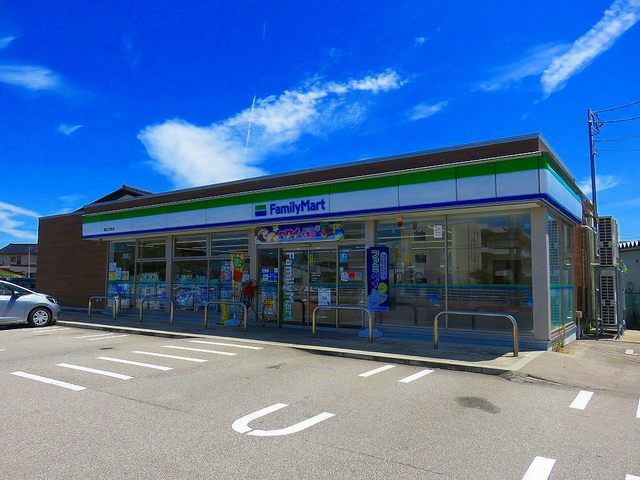 近くのファミリーマート福野二日町店まで600m(徒歩8分)
