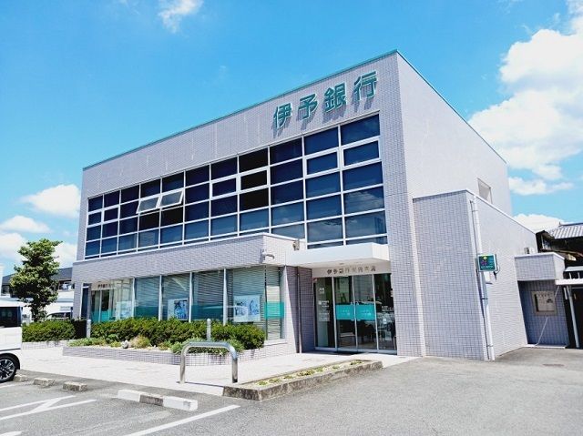 近くの伊予銀行川内支店様まで400m（徒歩5分）