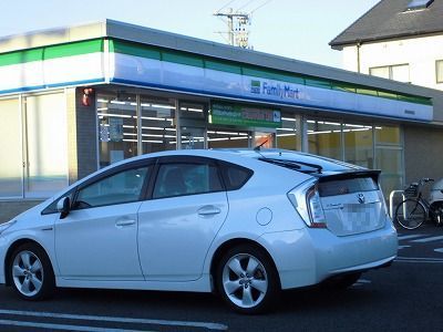 近くのファミリーマートまで180m（徒歩3分）