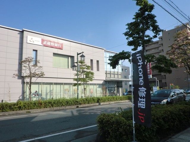 近くの銀行まで700m（徒歩9分）