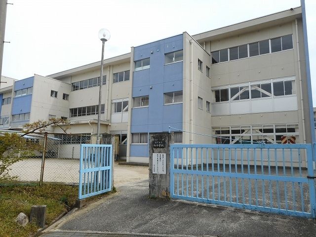近くの旭小学校まで1,100m（徒歩14分）