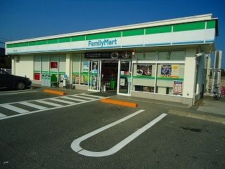 近くのファミリーマート三升原店まで450m（徒歩6分）