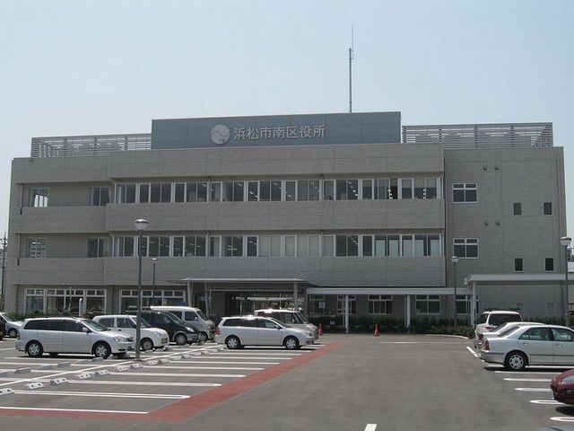近くの浜松市南区役所まで6,100m（徒歩77分）