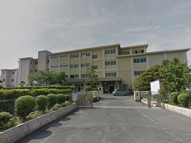 近くの浜松市立飯田小学校まで1,800m（徒歩23分）