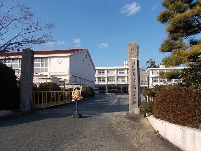 近くの菊川市立河城小学校まで750m（徒歩10分）