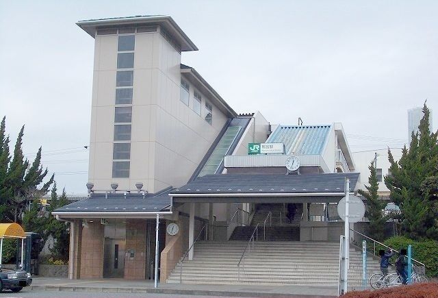 近くの東海道線・鴨宮駅まで1,830m（徒歩23分）