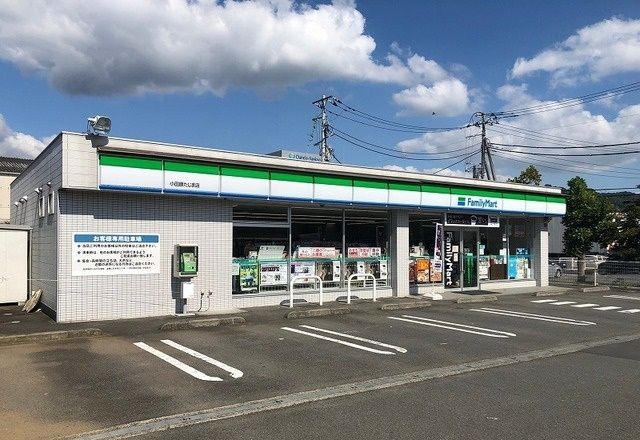 近くのファミリーマートたじま店まで450m（徒歩6分）