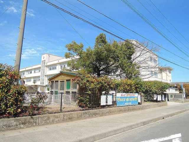 近くの大在小学校まで650m（徒歩9分）