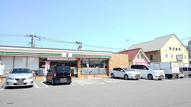 近くのセブンイレブンまで700m（徒歩9分）
